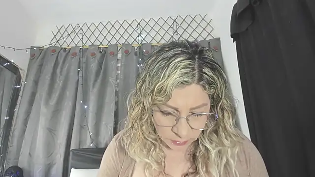 eva1saenz online show from November 27, 2025, 8:44 pm