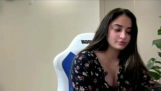 Snapshot of demieliss chatting on April 7, 2026, 7:25 pm demieliss online show from April 7, 2026, 7:25 pm