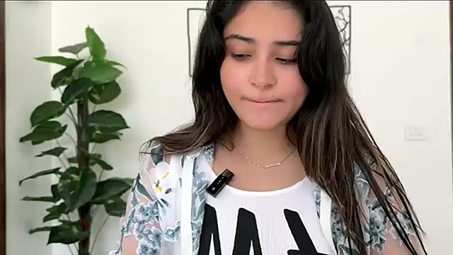 Snapshot of demieliss chatting on April 21, 2026, 7:58 am demieliss online show from April 21, 2026, 7:58 am