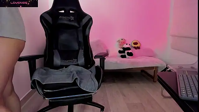 Snapshot of Biancastrongg chatting on November 12, 2025, 3:51 am Biancastrongg online show from November 12, 2025, 3:51 am