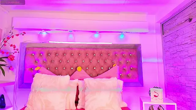 Snapshot of Tayzon_Foxxx chatting on October 10, 2025, 1:21 pm Tayzon Foxxx online show from October 10, 2025, 1:21 pm