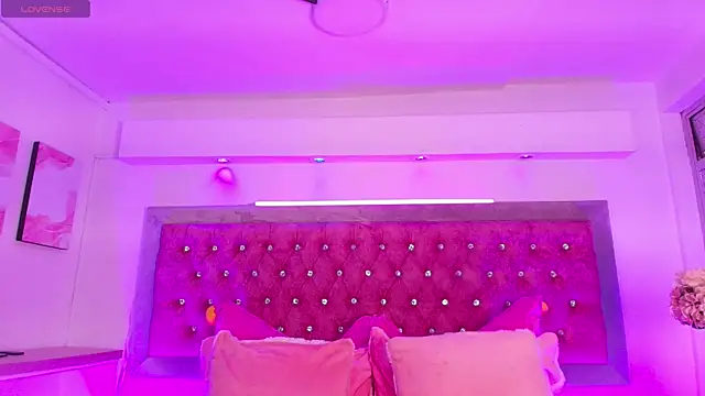 Tayzon Foxxx online show from December 15, 2025, 12:42 pm