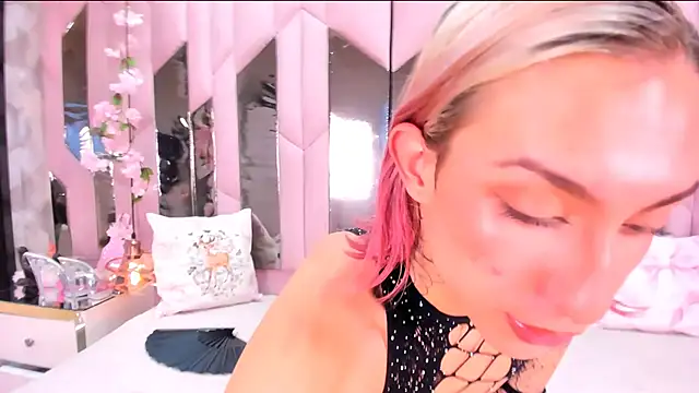 MadisonWood01 online show from February 18, 2025, 12:17 pm