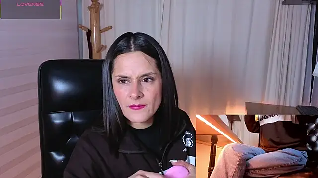 Alice milf  online show from October 28, 2025, 11:03 am