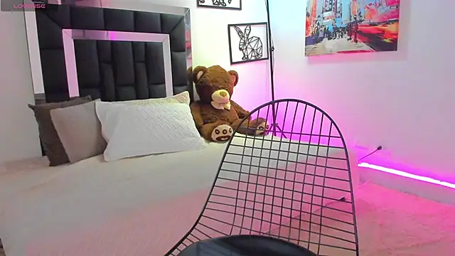 Snapshot of emma-hiill chatting on December 20, 2024, 2:05 pm emma-hiill online show from December 20, 2024, 2:05 pm