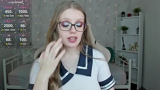 Polly  Cutie online show from November 5, 2025, 5:40 am