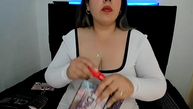 LinaBrowm online show from May 18, 2026, 8:03 pm