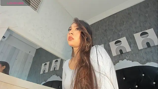 Snapshot of Paola__23 chatting on May 27, 2026, 1:30 pm Paola 23 online show from May 27, 2026, 1:30 pm