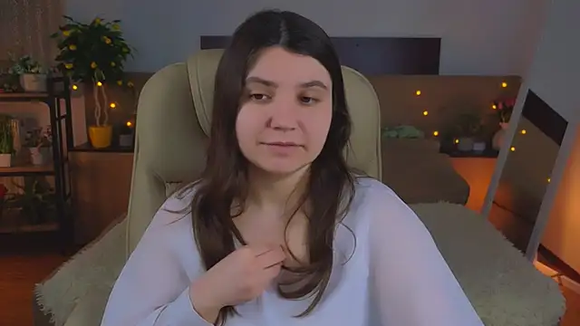 Snapshot of Viola__Shy chatting on May 13, 2026, 9:00 pm Viola Shy online show from May 13, 2026, 9:00 pm