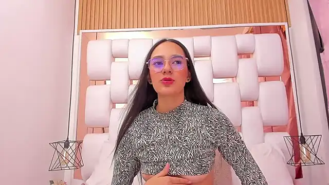 EmmyCruzZ online show from September 13, 2025, 7:02 pm