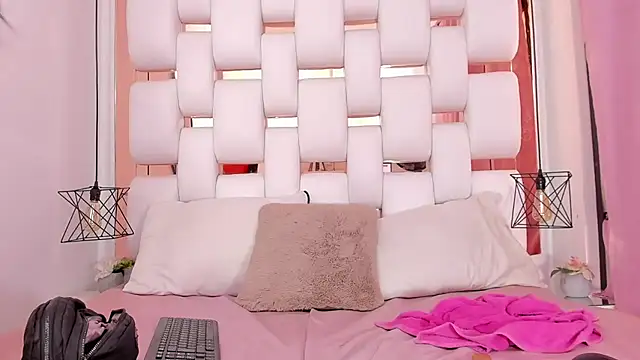 EmmyCruzZ online show from October 9, 2025, 7:23 pm