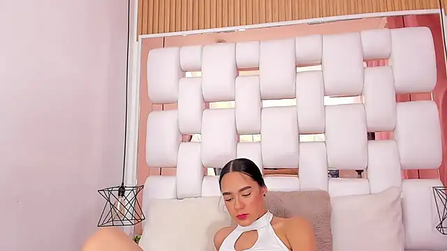 EmmyCruzZ online show from October 17, 2025, 7:16 pm