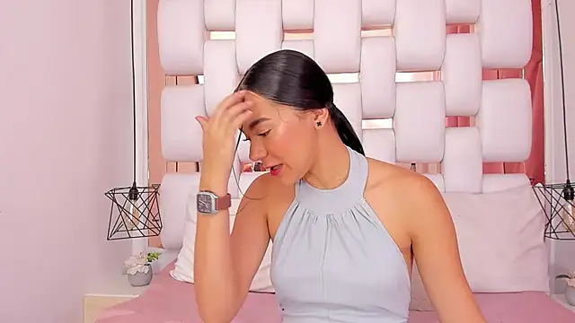 EmmyCruzZ online show from October 23, 2025, 7:01 pm