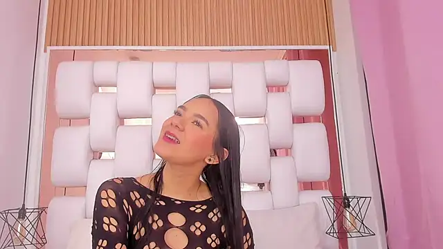 EmmyCruzZ online show from November 13, 2025, 7:46 pm