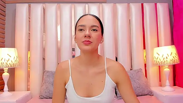 EmmyCruzZ online show from February 13, 2026, 7:21 pm