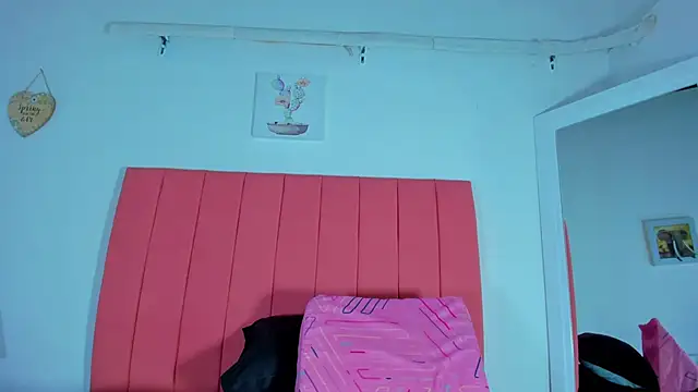 Snapshot of valen_rose0 chatting on January 22, 2025, 12:06 pm valen rose0 online show from January 22, 2025, 12:06 pm