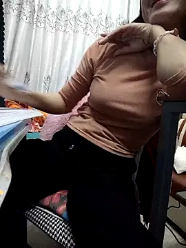 Snapshot of Haralushiaaa chatting on November 22, 2025, 1:21 pm Haralushiaaa online show from November 22, 2025, 1:21 pm