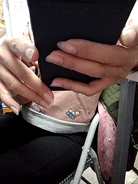 Snapshot of Haralushiaaa chatting on November 28, 2025, 1:03 pm Haralushiaaa online show from November 28, 2025, 1:03 pm