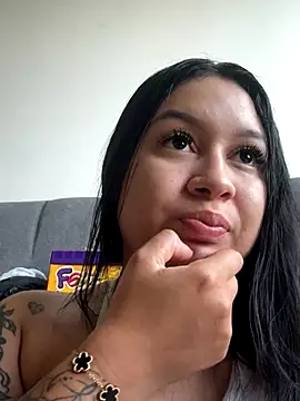 Pretty Isadora online show from December 17, 2025, 9:32 pm