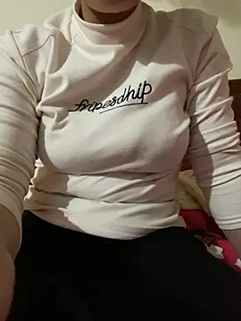 Snapshot of Milk_Mom99 chatting on December 19, 2024, 5:51 am Milk Mom99 online show from December 19, 2024, 5:51 am