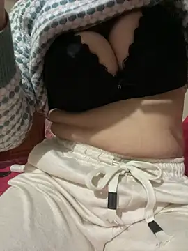 Snapshot of Milk_Mom99 chatting on December 21, 2024, 2:19 am Milk Mom99 online show from December 21, 2024, 2:19 am