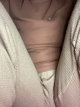 Snapshot of Milk_Mom99 chatting on December 28, 2024, 6:28 am Milk Mom99 online show from December 28, 2024, 6:28 am