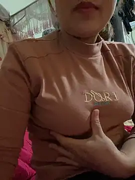 Snapshot of Milk_Mom99 chatting on January 10, 2025, 3:50 am Milk Mom99 online show from January 10, 2025, 3:50 am