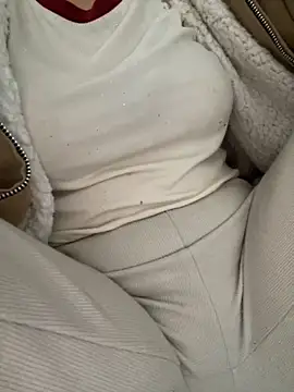 Snapshot of Milk_Mom99 chatting on November 13, 2025, 2:32 am Milk Mom99 online show from November 13, 2025, 2:32 am