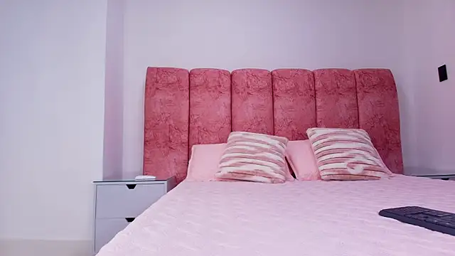 kendal rossi online show from December 15, 2025, 11:58 am