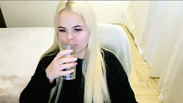 Snapshot of lovely-eyes chatting on December 21, 2024, 6:30 am lovely-eyes online show from December 21, 2024, 6:30 am