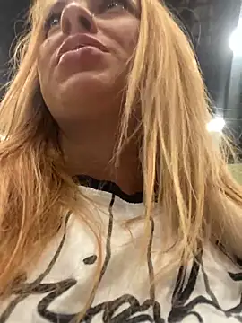 Snapshot of Sweet___Emily chatting on December 6, 2024, 2:28 pm Sweet Emily online show from December 6, 2024, 2:28 pm