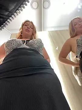 Snapshot of Sweet___Emily chatting on December 15, 2024, 5:31 pm Sweet Emily online show from December 15, 2024, 5:31 pm