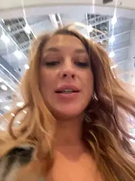 Snapshot of Sweet___Emily chatting on January 19, 2025, 2:17 pm Sweet Emily online show from January 19, 2025, 2:17 pm