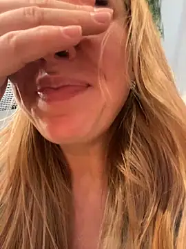 Snapshot of Sweet___Emily chatting on January 19, 2025, 5:18 pm Sweet Emily online show from January 19, 2025, 5:18 pm