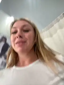 Snapshot of Sweet___Emily chatting on March 19, 2025, 1:18 pm Sweet Emily online show from March 19, 2025, 1:18 pm