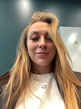 Snapshot of Sweet___Emily chatting on October 3, 2025, 1:52 pm Sweet Emily online show from October 3, 2025, 1:52 pm