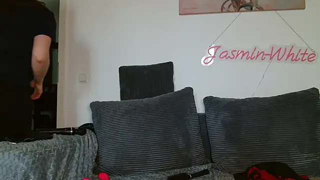 Snapshot of Jasmin-White chatting on May 6, 2026, 4:01 pm Jasmin-White online show from May 6, 2026, 4:01 pm