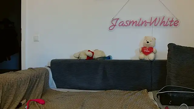 Snapshot of Jasmin-White chatting on July 8, 2026, 5:17 pm Jasmin-White online show from July 8, 2026, 5:17 pm