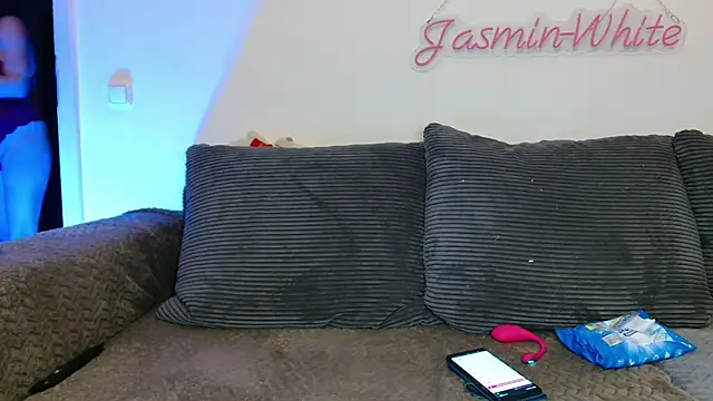 Snapshot of Jasmin-White chatting on August 1, 2026, 8:08 pm Jasmin-White online show from August 1, 2026, 8:08 pm
