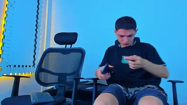 Snapshot of HOT_boy2025 chatting on November 15, 2025, 2:42 am HOT boy2025 online show from November 15, 2025, 2:42 am