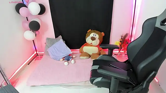 Snapshot of zoesullivan chatting on December 7, 2024, 9:39 am zoesullivan online show from December 7, 2024, 9:39 am