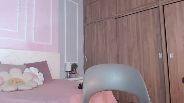 Snapshot of OraLarson chatting on September 14, 2025, 11:31 am OraLarson online show from September 14, 2025, 11:31 am