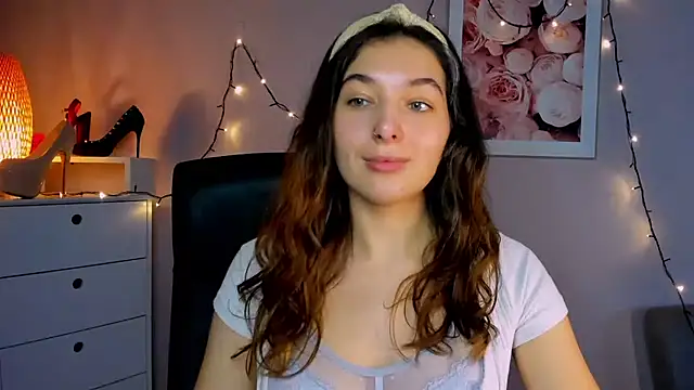 Snapshot of Meagn_Extasy chatting on December 19, 2024, 5:18 pm Meagn Extasy online show from December 19, 2024, 5:18 pm