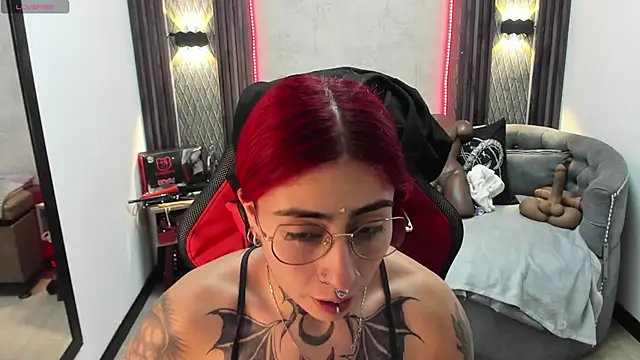 selene red  online show from February 26, 2025, 4:03 pm