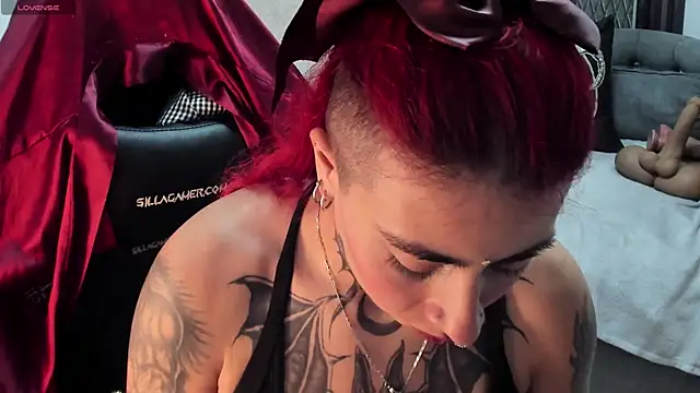 selene red  online show from March 9, 2025, 4:44 pm