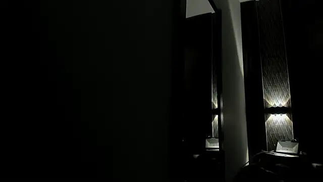 selene red  online show from December 5, 2025, 1:52 pm