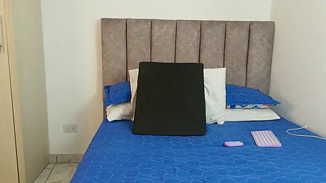 karina lewis  online show from February 26, 2025, 7:09 am