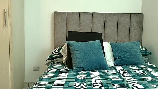 karina lewis  online show from February 17, 2026, 4:42 am