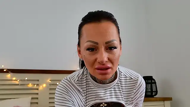 Mia-Roux online show from January 17, 2026, 8:41 am