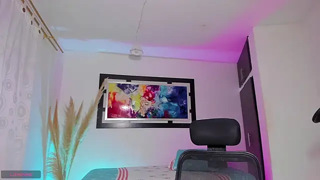 Snapshot of Scarlett_811 chatting on March 5, 2025, 2:36 am Scarlett 811 online show from March 5, 2025, 2:36 am